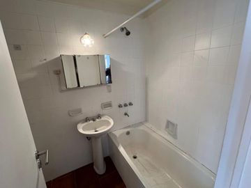 BARRIO NORTE -Lindo monoambiente con cocina independiente, baño completo y dos balcones.