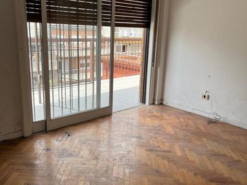 Venta 2 Amb. En Belgrano Con Balcon Terraza C/parrilla + Cochera Fija + Baulera