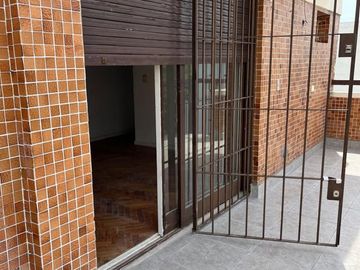 Venta 2 Amb. En Belgrano Con Balcon Terraza C/parrilla + Cochera Fija + Baulera