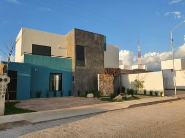 Casa de Autor en Privada al norte de Mérida