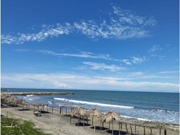 CASA EN PRIMERA LNEA DE LA PLAYA SABANILLA