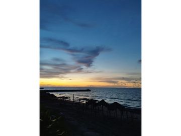 CASA EN PRIMERA LNEA DE LA PLAYA SABANILLA