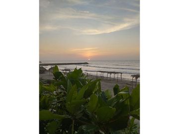 CASA EN PRIMERA LNEA DE LA PLAYA SABANILLA