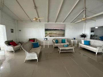 CASA EN PRIMERA LNEA DE LA PLAYA SABANILLA