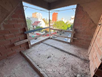 Exc. depto. de 2 amb. c/ balcón al frente - Toilette y Baño en Suite - 45.93m2