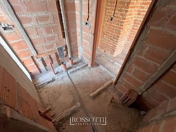 Exc. depto. de 2 amb. c/ balcón al frente - Toilette y Baño en Suite - 45.93m2
