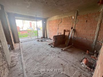 Exc. depto. de 2 amb. c/ balcón al frente - Toilette y Baño en Suite - 45.93m2