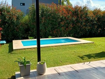 Casa en venta - 3 Dormitorios 3 Baños - Cochera - 190Mts2 - Los Hornos
