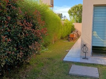 Casa en venta - 3 Dormitorios 3 Baños - Cochera - 190Mts2 - Los Hornos