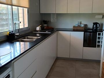 Casa en venta - 3 Dormitorios 3 Baños - Cochera - 190Mts2 - Los Hornos
