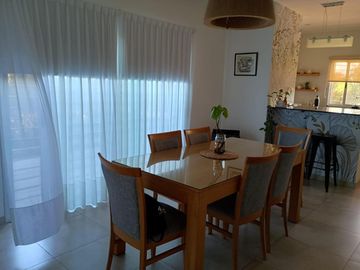 Casa en venta - 3 Dormitorios 3 Baños - Cochera - 190Mts2 - Los Hornos