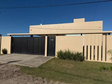 Casa en venta - 3 Dormitorios 3 Baños - Cochera - 190Mts2 - Los Hornos