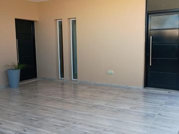 Casa en venta - 3 Dormitorios 3 Baños - Cochera - 190Mts2 - Los Hornos