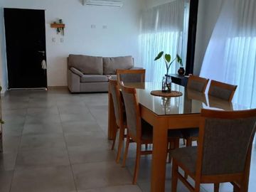 Casa en venta - 3 Dormitorios 3 Baños - Cochera - 190Mts2 - Los Hornos