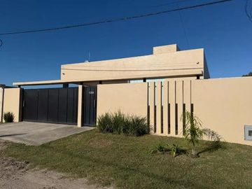 Casa en venta - 3 Dormitorios 3 Baños - Cochera - 190Mts2 - Los Hornos