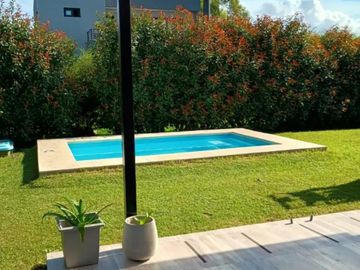Casa en venta - 3 Dormitorios 3 Baños - Cochera - 190Mts2 - Los Hornos