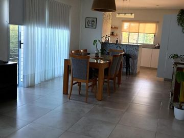 Casa en venta - 3 Dormitorios 3 Baños - Cochera - 190Mts2 - Los Hornos