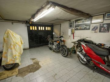 Casa de 4 ambientes con cochera en venta en Martinez