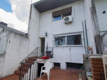 Casa de 4 ambientes con cochera en venta en Martinez