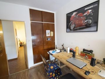 Casa de 4 ambientes con cochera en venta en Martinez