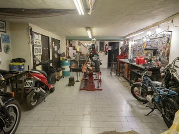 Casa de 4 ambientes con cochera en venta en Martinez