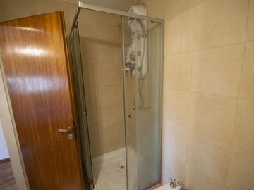 Casa de 4 ambientes con cochera en venta en Martinez