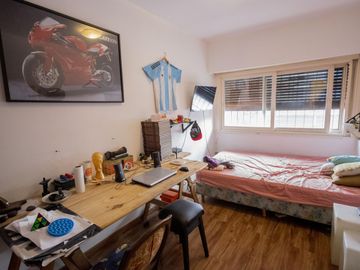 Casa de 4 ambientes con cochera en venta en Martinez