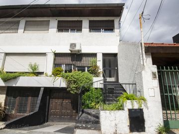 Casa de 4 ambientes con cochera en venta en Martinez