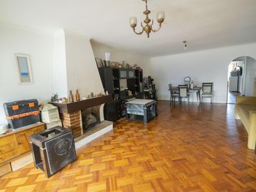 Casa de 4 ambientes con cochera en venta en Martinez