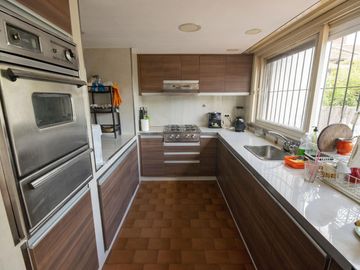 Casa de 4 ambientes con cochera en venta en Martinez