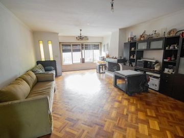Casa de 4 ambientes con cochera en venta en Martinez