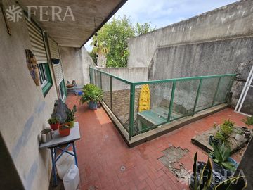 Venta de casa 5 ambientes con cochera y local en  Sarandí