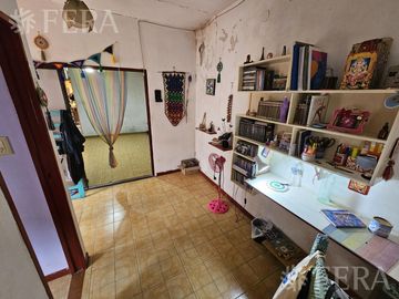 Venta de casa 5 ambientes con cochera y local en  Sarandí