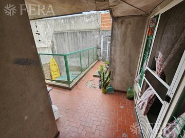 Venta de casa 5 ambientes con cochera y local en  Sarandí