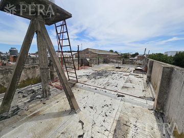 Venta de casa 5 ambientes con cochera y local en  Sarandí