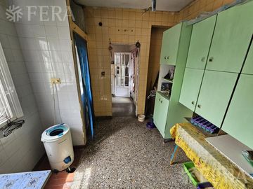 Venta de casa 5 ambientes con cochera y local en  Sarandí