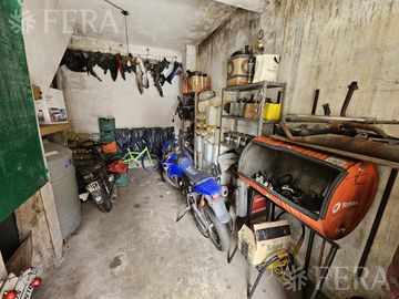 Venta de casa 5 ambientes con cochera y local en  Sarandí