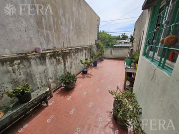 Venta de casa 5 ambientes con cochera y local en  Sarandí