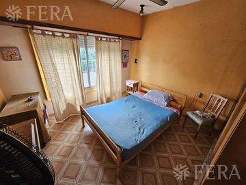 Venta de casa 5 ambientes con cochera y local en  Sarandí