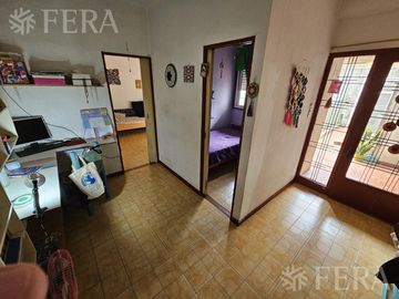 Venta de casa 5 ambientes con cochera y local en  Sarandí