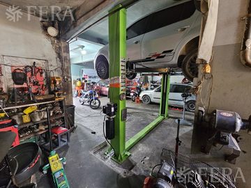Venta de casa 5 ambientes con cochera y local en  Sarandí