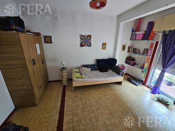 Venta de casa 5 ambientes con cochera y local en  Sarandí
