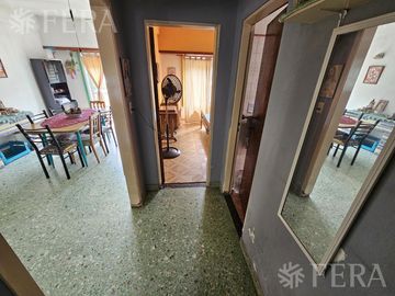 Venta de casa 5 ambientes con cochera y local en  Sarandí