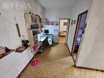 Venta de casa 5 ambientes con cochera y local en  Sarandí