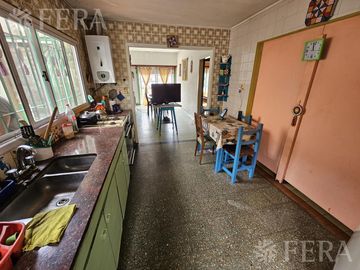 Venta de casa 5 ambientes con cochera y local en  Sarandí
