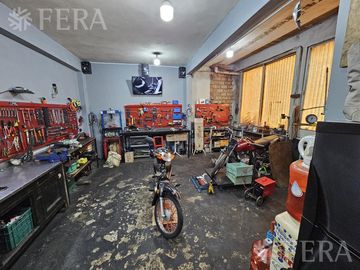 Venta de casa 5 ambientes con cochera y local en  Sarandí