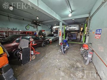 Venta de casa 5 ambientes con cochera y local en  Sarandí