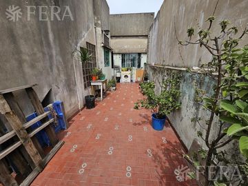 Venta de casa 5 ambientes con cochera y local en  Sarandí