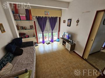 Venta de casa 5 ambientes con cochera y local en  Sarandí