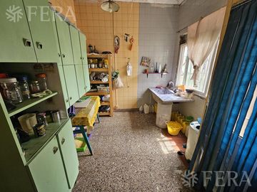 Venta de casa 5 ambientes con cochera y local en  Sarandí